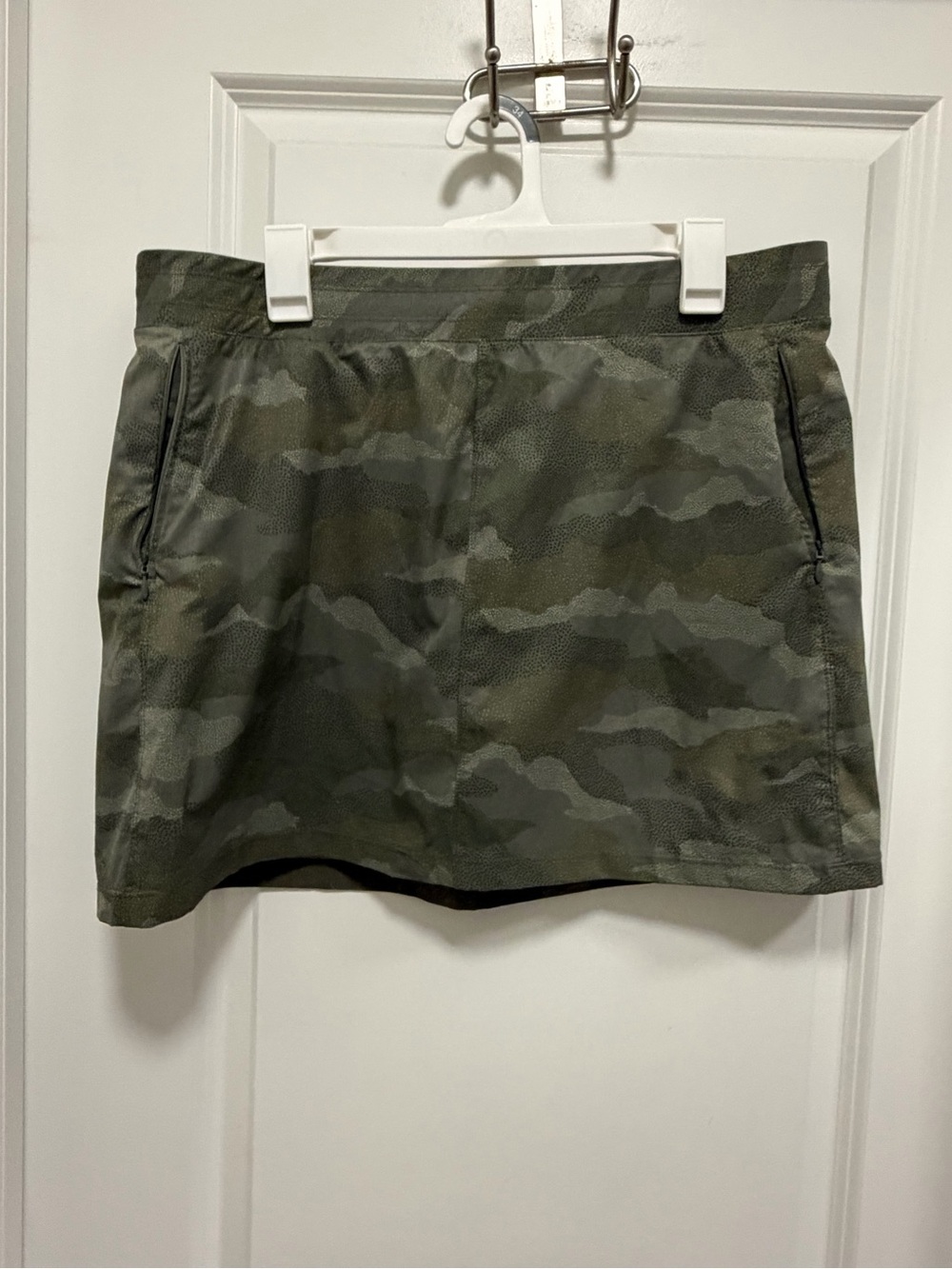 Kuhl Camo Women’s Performance Athletic Golf Skirt Size Large EUC Shorts Green